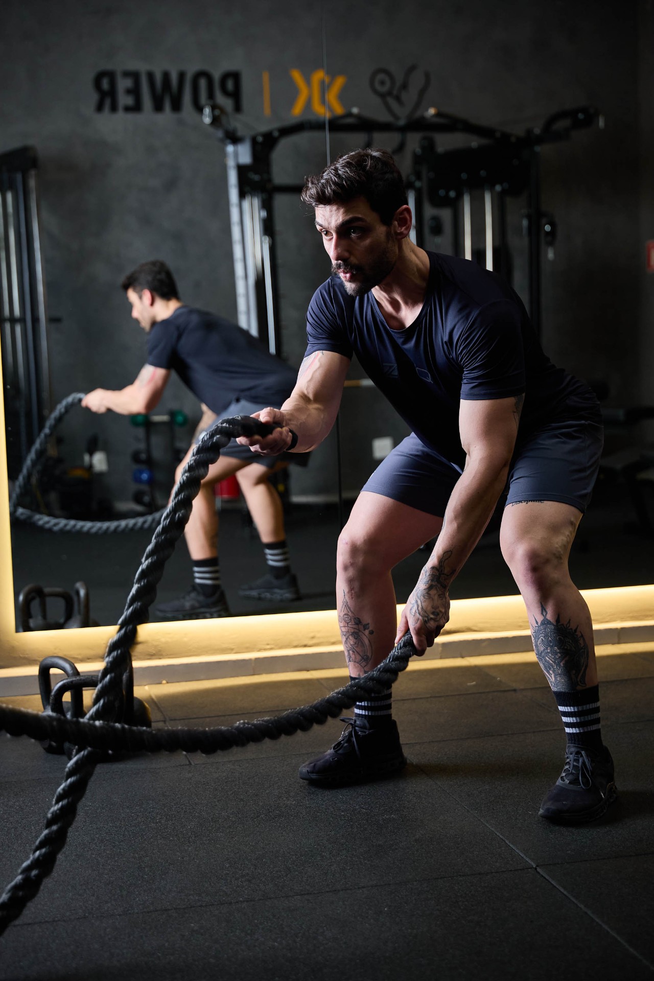 Atleta em treino funcional com battle rope