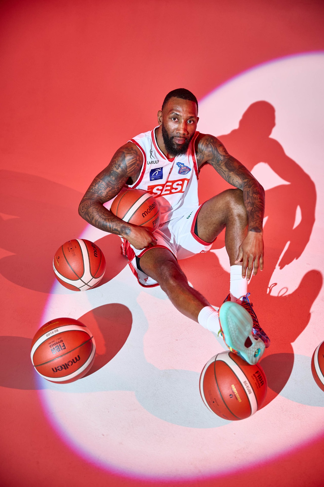 Retrato criativo de atleta SESI Franca com bolas de basquete