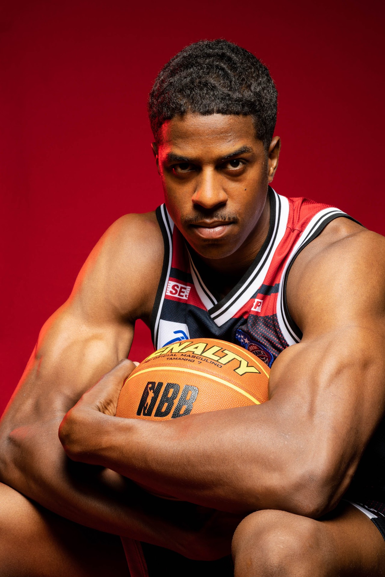 Retrato intenso de atleta de basquete segurando bola
