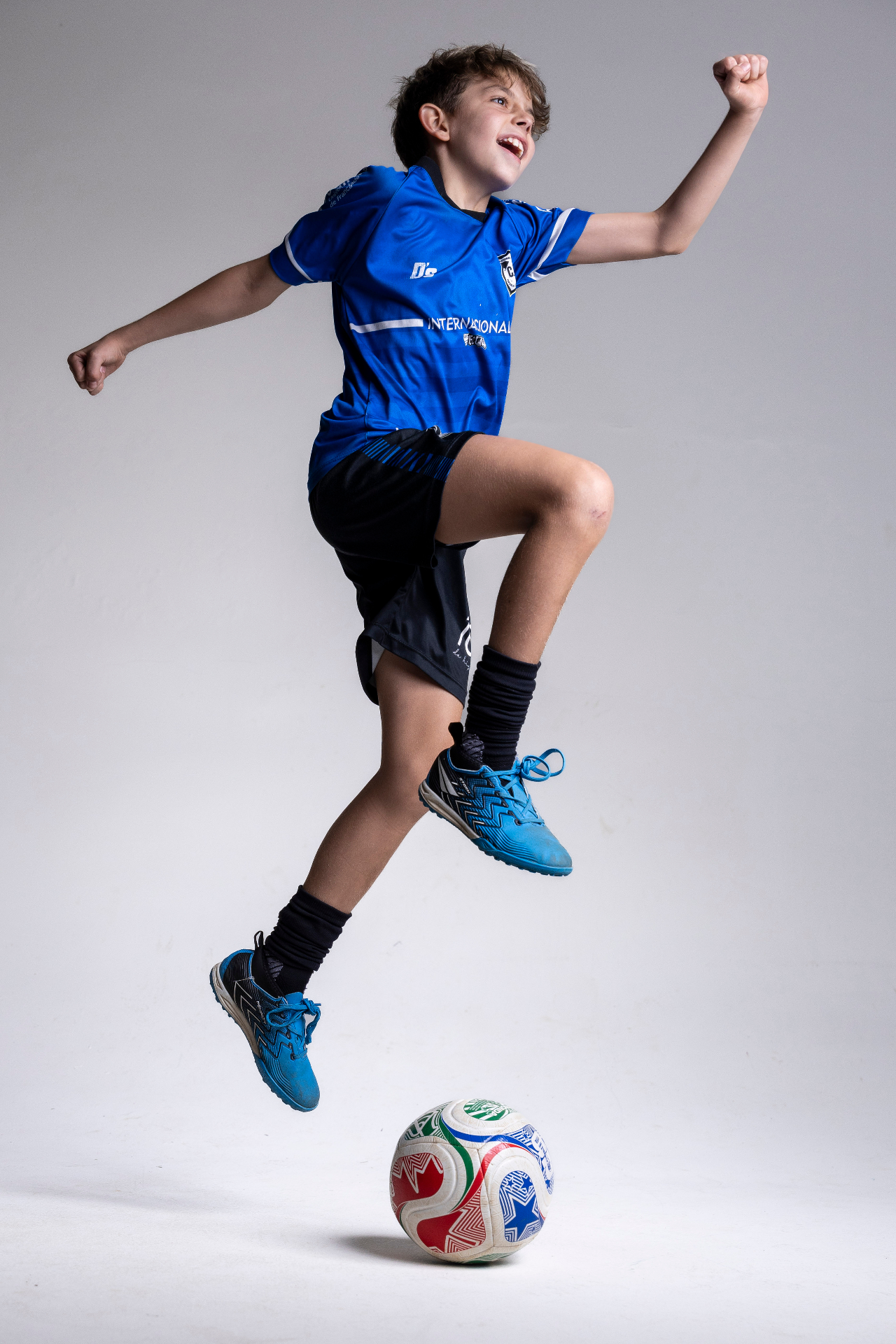 Retrato dinâmico de jovem atleta de futebol saltando