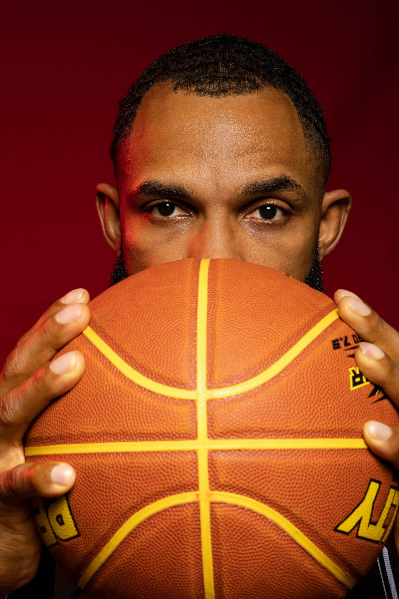 Retrato de atleta de basquete com bola