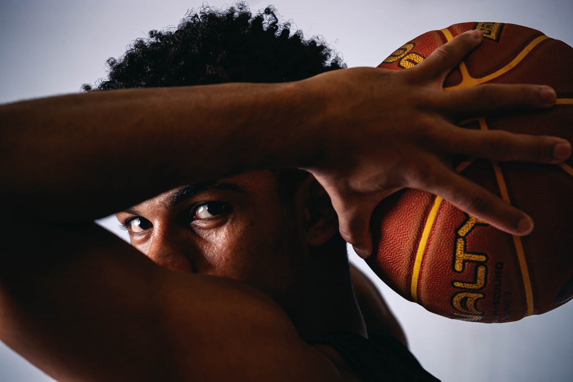 Retrato close de atleta de basquete com bola