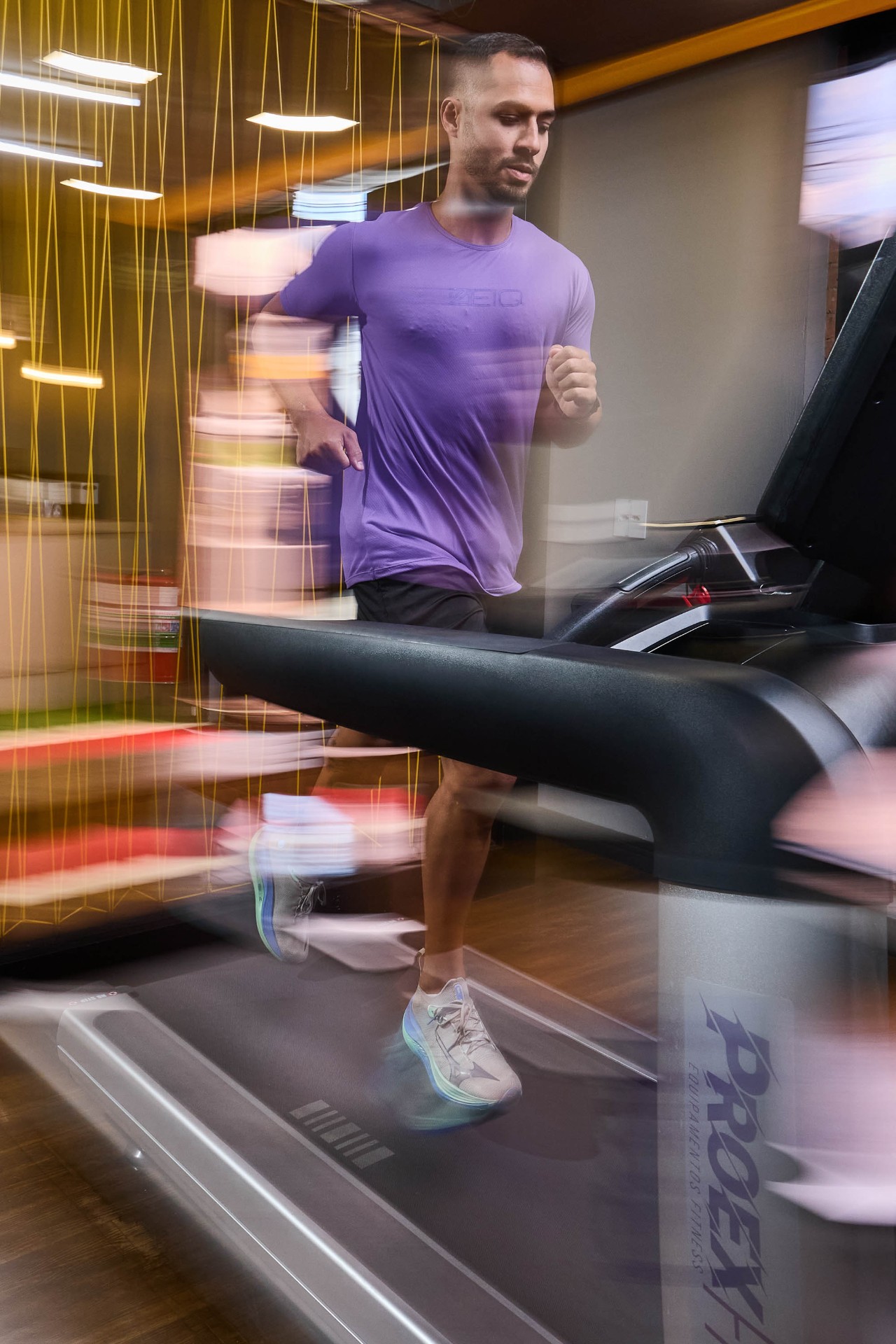 Atleta correndo na esteira com efeito de movimento